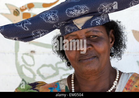 Lokalen Herero-Frau trägt typische Kopfbedeckung und Kleid, Portrait, Township, Katutura, Windhoek, Namibia Stockfoto