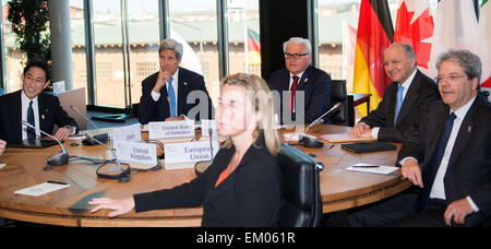 Lübeck, Deutschland. 15. April 2015. Japanischen Außenminister Fumio Kishida (l-R), US-Außenminister John Kerry, Hohe Vertreterin der EU für Außen- und Sicherheit Politik Federica Mogherini, Deutsch ausländischen Außenminister Frank-Walter Steinmeier (SPD), der französische Außenminister Laurent Fabius und der italienische Außenminister Paolo Gentiloni sitzen an einem Tisch während eines Treffens der G7-Außenminister in Lübeck, 15. April 2015. Die Tagung findet vom 14. April bis 15. April 2015. Bildnachweis: Dpa picture Alliance/Alamy Live News Stockfoto