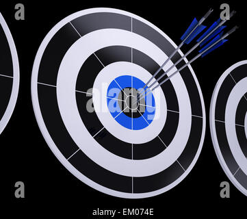 Pfeile auf die Dartscheibe zeigt erfolgreiche schlagen Stockfoto