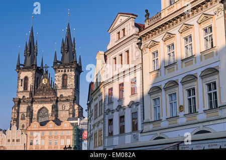 Bunte Häuser und Kirche der Madonna vor Tyn Old Town Square Prag Tschechische Republik Stockfoto