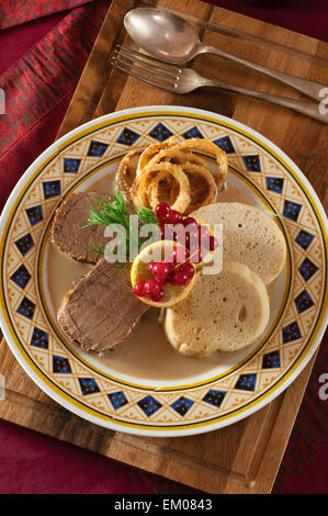 Berühmteste Na Smetaně. Rindfleisch in Rahmsoße mit Semmelknödel. Tschechisches Essen Stockfoto