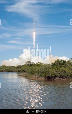 Kommerzielle SpaceX Falcon 9 Rakete Blasten aus mit der Dragon-Kapsel auf ihrer sechsten kommerzielle Nachschub Dienstleistungen Mission zur internationalen Raumstation ISS vom Space Launch Complex 40 14. April 2015 in Cape Canaveral, Florida. Die Raumsonde liefern 4.300 Pfund von wissenschaftlichen Experimenten, Technologie Demonstrationen und Zubehör, Wissenschaft und Forschung auf der Umlaufbahn Außenposten zu unterstützen. Stockfoto