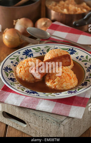 Hutspot mit Rookworst. Kartoffelstock und Gemüse mit geräucherter Wurst. Holland Lebensmittel Stockfoto