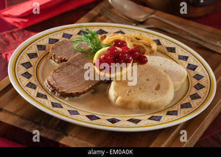 Berühmteste Na Smetaně. Rindfleisch in Rahmsoße mit Semmelknödel. Tschechisches Essen Stockfoto