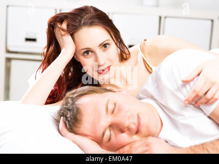 Frau mit ihrem Mann im Bett Stockfoto