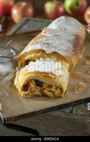 Apfelstrudel. Traditionelle Österreichische Süßspeise Stockfoto