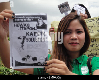 Ein Filipino Demonstrant hält ein Plakat einstürmt Stadträte Raquel Malangen und Jessica Castelo-Daza für Gesetzgebung der Stadt Verordnung Nr. 2386 Bewohner, vier Katzen und Hunde pro Haushalt, während einer Kundgebung in Quezon City Hall zu begrenzen. In einer Erklärung attackiert der philippinischen Animal Welfare Gesellschaft (PAWS) Stadt Verordnung 2386, sagen, dass das Gesetz ist vage, fördert Haustier Verlassenheit; ein Verstoß unter dem Tierschutzgesetz und Eigentümer Rechte zu Eigentum und Privatsphäre verletzt. (Foto: Richard James Mendoza / Pacific Press) Stockfoto