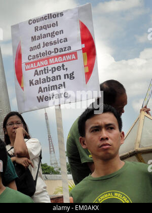 Ein Filipino Demonstrant hält ein Plakat einstürmt Stadträte Raquel Malangen und Jessica Castelo-Daza für Gesetzgebung der Stadt Verordnung Nr. 2386 Bewohner, vier Katzen und Hunde pro Haushalt, während einer Kundgebung in Quezon City Hall zu begrenzen. In einer Erklärung attackiert der philippinischen Animal Welfare Gesellschaft (PAWS) Stadt Verordnung 2386, sagen, dass das Gesetz ist vage, fördert Haustier Verlassenheit; ein Verstoß unter dem Tierschutzgesetz und Eigentümer Rechte zu Eigentum und Privatsphäre verletzt. (Foto: Richard James Mendoza / Pacific Press) Stockfoto