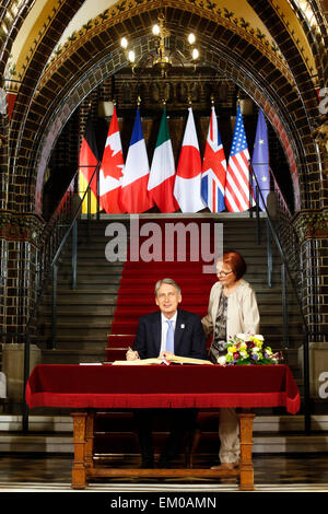 Lübeck, Deutschland. 15. April 2015. Britische Außenminister Philip Hammond, links, unterschreibt das Goldene Buch der Stadt Lübeck vor einem Treffen der G7-Außenminister in Lübeck, Norddeutschland, Dienstag, 14. April 2015. Das Treffen ist vor dem G7-Führer-Gipfel in Deutschland von 7 bis 8 Juni 2015 statt. Rechts ist die Stadt Vertreter Gabriele Schopenhauer. Bildnachweis: Dpa picture Alliance/Alamy Live News Stockfoto