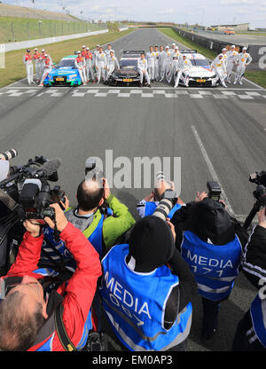 Oscherleben, Deutschland. 13. April 2015. Das Team von Audi (l-R), Mercedes Und BMW sammeln für ein Gruppenbild während der Medientag für 2015 DTM (Deutsche Tourenwagen Masters 2015) in Oscherleben, Deutschland, 13. April 2015. Foto: Jens Wolf/Dpa/Alamy Live News Stockfoto