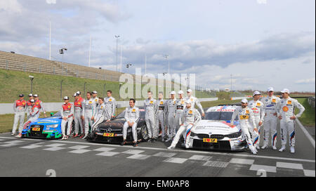 Oscherleben, Deutschland. 13. April 2015. Die Teams von Audi (l-R), Mercedes Und BMW sammeln für ein Gruppenbild während der Medientag für 2015 DTM (Deutsche Tourenwagen Masters 2015) in Oscherleben, Deutschland, 13. April 2015. Foto: Jens Wolf/Dpa/Alamy Live News Stockfoto