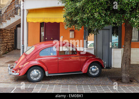 San Marino - 22. Juni, 2014: altes Auto in der Innenstadt von San Marino Stockfoto