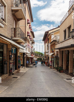 San Marino - 22. Juni, 2014: Ein allgemeiner Blick auf eine Straße in der Innenstadt von San Marino Stockfoto