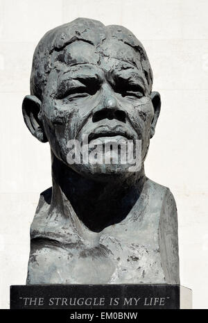 London, England, Vereinigtes Königreich. Bronze-Büste von Nelson Mandela (Ian Walters; 1985) am Südufer von der Royal Festival Hall Stockfoto