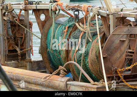 Angeln net und gewundenen Mechanismus auf Trawler Schiff vertäut im Hafen von Looe, Cornwall, England Stockfoto