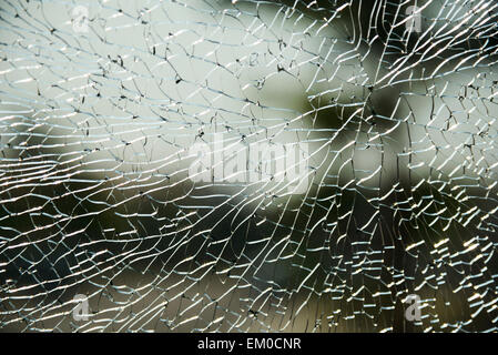 Schuss von eine rissige Autoscheibe von innen. Stockfoto