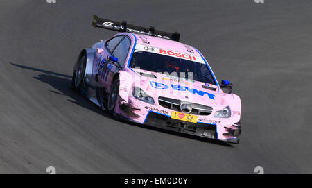 Oscherleben, Deutschland. 14. April 2015. Österreichischer Rennfahrer Lucas Auer des Team Mercedes ART Grand Prix in Aktion während der Testfahrt für die DTM 2015 (Deutsche Tourenwagen Masters 2015) in Oscherleben, Deutschland, 14. April 2015. Foto: Jens Wolf/Dpa/Alamy Live News Stockfoto