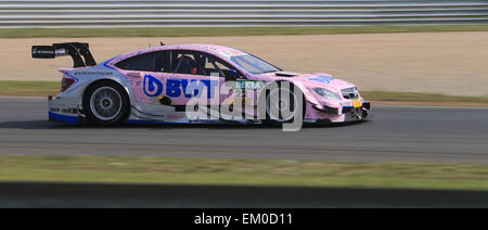 Oscherleben, Deutschland. 14. April 2015. Österreichischer Rennfahrer Lucas Auer des Team Mercedes ART Grand Prix in Aktion während der Testfahrt für die DTM 2015 (Deutsche Tourenwagen Masters 2015) in Oscherleben, Deutschland, 14. April 2015. Foto: Jens Wolf/Dpa/Alamy Live News Stockfoto