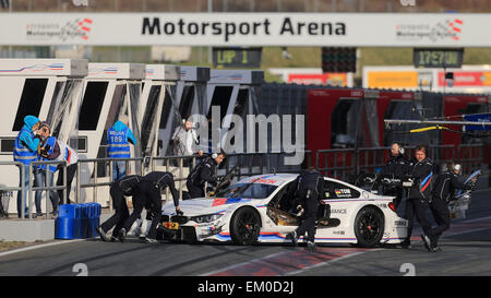 Oscherleben, Deutschland. 13. April 2015. Deutscher Rennfahrer Martin Tomczyk von BMW Team Schnitzer in Aktion während der Medientag für die DTM 2015 (Deutsche Tourenwagen Masters 2015) in Oscherleben, Deutschland, 13. April 2015. Foto: Jens Wolf/Dpa/Alamy Live News Stockfoto