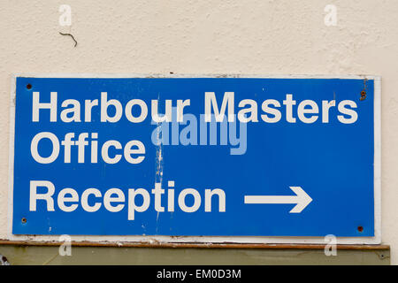 Hafen von Meister Büro Empfang Zeichen in Looe, Cornwall, England Stockfoto
