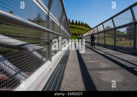 Moderne Stahl-Zyklus-Brücke verbindet den Stadtpark Stockfoto