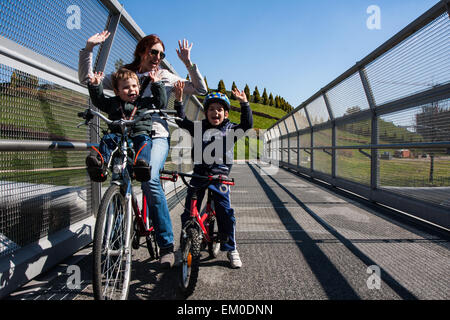 Moderne Stahl-Zyklus-Brücke verbindet den Stadtpark Stockfoto