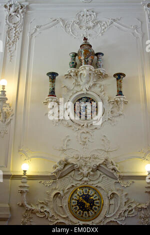 Wanduhr im kaiserlichen Palast. St. Petersburg. Russland Stockfoto