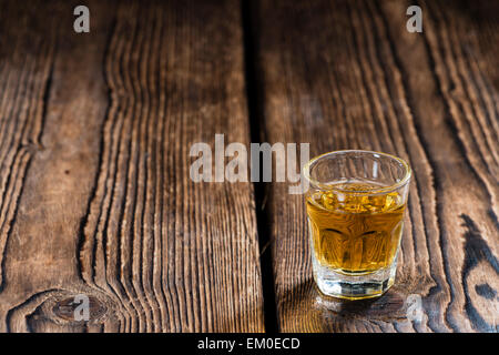 Kleinen Whiskey erschossen auf einem alten Holztisch Stockfoto