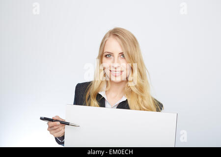 Hübsche blonde Mädchen mit einer leeren Präsentation Stockfoto