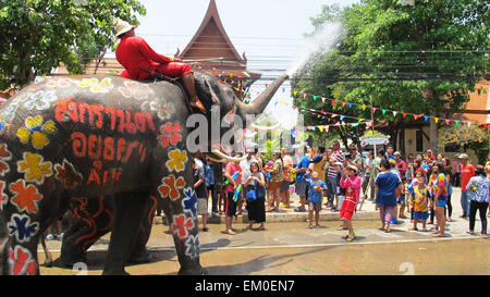 Songkran Festival gefeiert wird in einer traditionellen Neujahr ist Tag von April 13 bis 15, mit dem plätschernden Wasser mit Elefanten. Stockfoto