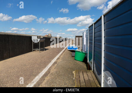 Weg entlang einer Reihe von Strandhütten in Frinton on Sea, Essex Stockfoto