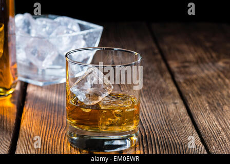 Single Malt Whiskey mit Eiswürfeln auf hölzernen Hintergrund Stockfoto