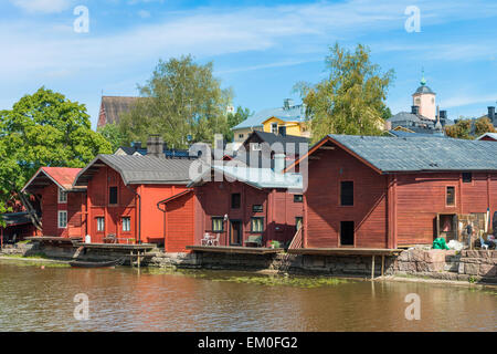 Riverside Speichergebäude am Fluss Porvoo in der mittelalterlichen Stadt Porvoo, Finnland. Stockfoto