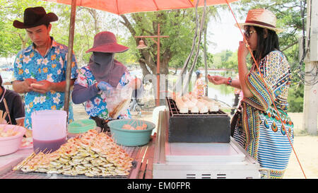 Thai Frau kaufen klassischen Bananen auf Toast am kleinen Markt neben Ayutthaya Straße am 14. April 2015 in Ayutthaya, Thailand. Stockfoto