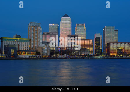 Kanarienvogel am Flussufer, Canary Wharf Estate, Isle of Dogs, Docklands, London E14, Vereinigtes Königreich Stockfoto