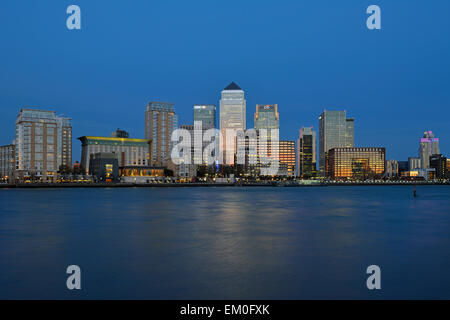 Kanarienvogel am Flussufer, Canary Wharf Estate, Isle of Dogs, Docklands, London E14, Vereinigtes Königreich Stockfoto