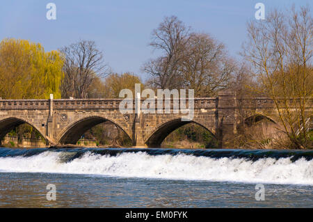 Maut-Brücke und Wehr am Fluss Avon im Bathampton Stockfoto