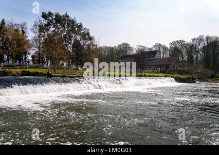 Bathampton Mill und Wehr am Fluss Avon im Bathampton Stockfoto