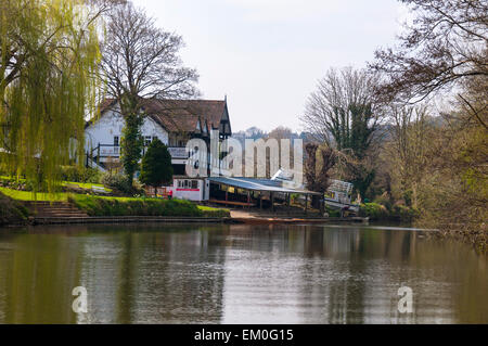 Baden Sie, Bootfahren-Station und Bathwick Boatman Restaurant am Fluss Avon Stockfoto