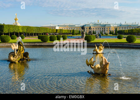 Mezheumny oder Midway Brunnen (1737-1739) in den oberen Gärten des Peterhof-Palast, St. Petersburg, Russland. Stockfoto