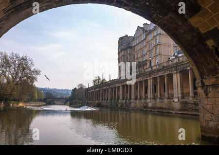 Blick von unten Pulteney Brücke über den Fluss Avon in Bath Somerset England Großbritannien Stockfoto