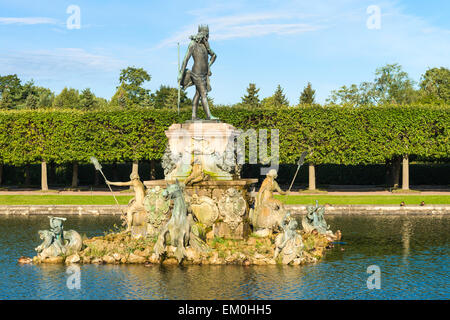 Neptun-Brunnen in den oberen Gärten des Peterhof-Palast, St. Petersburg, Russland. Stockfoto