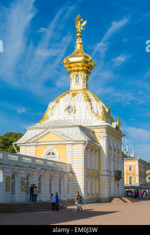 Die Mantel-vonarme Pavillon im Peterhof Palace, Saint Petersburg, gekrönt von einem Doppeladler. Stockfoto