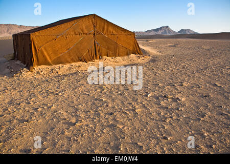 Sahara Wüste Türen Bereich Szene mit Stoff-Zelt auf dem Sand, Zagora, Marokko Stockfoto