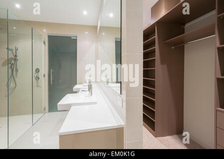 Geräumige moderne Badezimmer mit Dusche und Spaziergang im Gewand Stockfoto