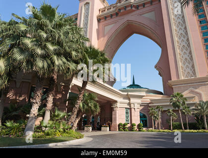 DUBAI, Vereinigte Arabische Emirate-NOVEMBER 3: Ansicht Atlantis Hotel am 3. November 2013 in Dubai, VAE. Das Resort besteht aus zwei Türmen, verbunden durch eine brid Stockfoto