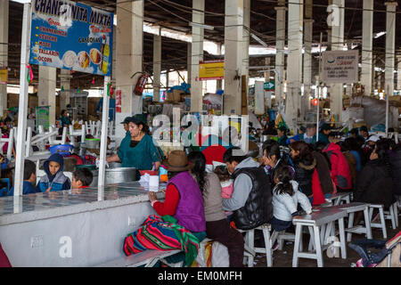 Peru, Cusco, San Pedro-Markt.  Menschen Essen im Food Court Bereich des Marktes. Stockfoto