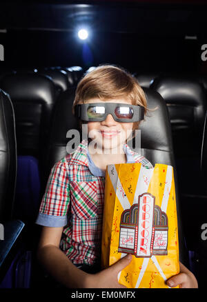 Lächelnde junge mit Popcorn In 3D Entertainment Stockfoto