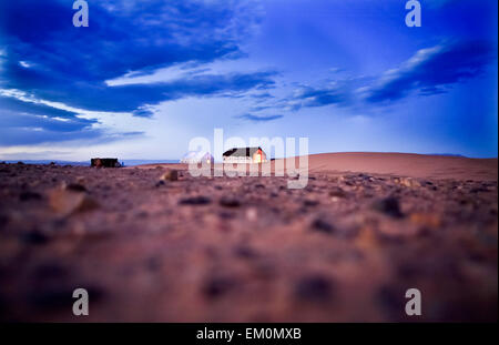 Sahara Wüste Türen Bereich Szene. Sonnenuntergang mit Zelten, Zagora, Marokko Stockfoto