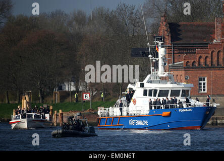 Lübeck, Deutschland. 15. April 2015. Die G7-Außenminister kommen auf ein Schiff der deutschen Küstenwache für ihre Tagung in Lübeck, 15. April 2015. Treffen der G7-Außenminister ist vom 14. April bis 15. April 2015 in Lübeck statt. Bildnachweis: Dpa picture Alliance/Alamy Live News Stockfoto